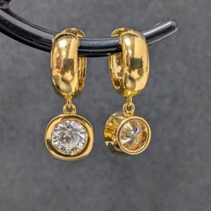 Boucles d'oreilles pendantes Lurba Jewels en diamant de laboratoire de 1,90 ct, taille brillant, certifiées IGI, monture closée classique et tendance, en or jaune massif 14 carats - Product Image 1