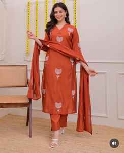 Traje Kurti con Pantalón y Dupatta para Mujer, con Bordado de Lentejuelas, Diseño Moderno y Elegante, Bordado Pesado a Mano - Product Image 4