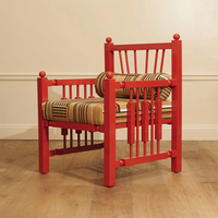 Fauteuil d'appoint en bois massif avec revêtement en velours, design à lattes géométriques pour salon