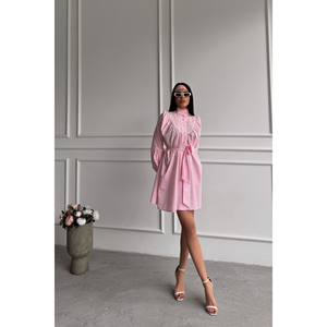 ชุดราตรีผ้าป๊อปลินทรงบานติดกระดุมด้านหน้าพร้อมดีเทลเข็มขัดผูกสีชมพู - Product Image 5