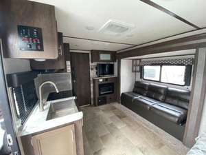 Autocaravana D-u-t-c-h-m-e-n RV C-o-l-e-m-a-n L-i-g-h-t 1805RB usada del 2020, lista para vender. - Product Image 4