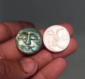 Belle Labradorite 20mm pleine lune visage sculpture Cabochon pierre précieuse sculpture à la main pour faire pendentif Funky pour collier unisexe - Product Image 1