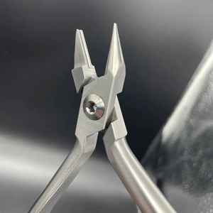 Pince orthodontique de haute qualité, forceps orthodontique dentaire, coupe-fil dur et instrument chirurgical en NiTi pour les cliniques - Product Image 4