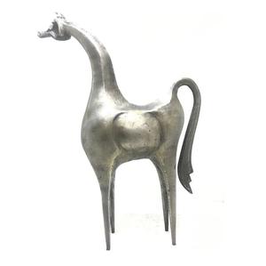 Escultura de aluminio fundido a mano, moldeada por la imaginación tradicional, con formas fluidas y maestría artística moderna. - Product Image 3