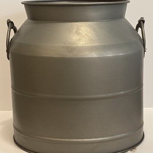 Bidon de lait galvanisé décoratif rustique avec finition classique parfait pour les cafés et les intérieurs de jardin de ferme en plein air - Product Image 1