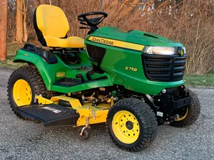 Achetez le tracteur de pelouse John Deere X758 2WD 15 CV vert avec siège et roues jaunes, facile à utiliser, transmission par engrenages - Product Image 1