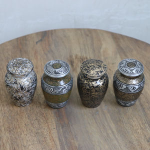 Petite urne souvenir de crémation en aluminium en laiton la plus vendue, conception magnifiquement gravée, impression personnalisée, coulée en toute sécurité pour les cendres - Product Image 6