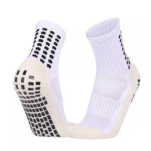 Meilleure conception Chaussettes de sport en coton pour hommes Chaussettes de sport à prise élevée pour le soccer OEM personnalisables avec logo inférieur Chaussettes de sport pour hommes de taille jeune - Product Image 3