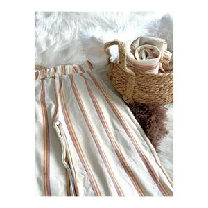 Pantaloni da ragazza con fondo a campana in lino testurizzato