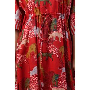 ชุดเดรสยาวลายดอกไม้ Fayra Vanraj Crimson Gul Kaftan พร้อมเข็มขัด แขนพอง ผ้าฝ้าย 100% ไซส์เดียว - Product Image 3