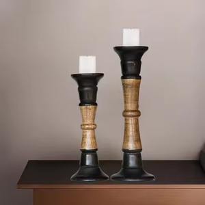 Juego de dos candeleros de pilar de madera modernos con acabado de dos tonos negros y naturales contrastantes - Product Image 1