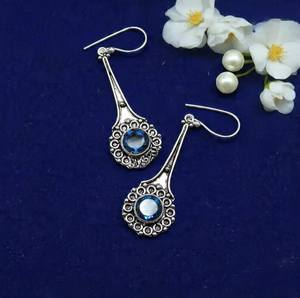 Boucles d'oreilles clous mignonnes en argent sterling plaqué or avec topaze bleue de Londres, bijoux pierre de naissance de décembre, cadeau élégant fait main pour femme - Product Image 4