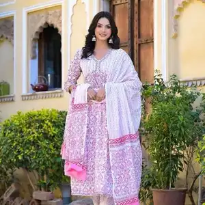 Bloemen Elegantie Katoen Premium Traditionele Bloemen Nyra Alia Gesneden Kurta Broek Met Dupatta Set Voor Vrouwen En Meisjes Tegen Groothandelsprijs