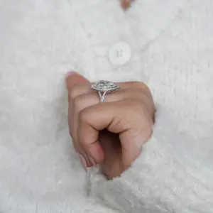 แหวนหมั้นเพชรแล็บไดมอนด์ทรงลูกแพร์ ดีไซน์สวยงาม ประดับเพชรสองชั้น - Product Image 3