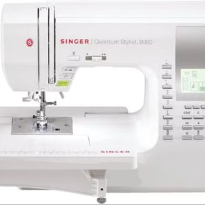 최고의 가격 오리지널 가수 퀀텀 스타일리스트 9960 확장 테이블 및 액세서리 키트가있는 컴퓨터 재봉 및 퀼트 기계 - Product Image 1