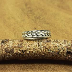 Anillo de banda apilable bohemio con diseño de hoja de Plata de Ley 925, anillo de diseñador hecho a mano de gran venta para mujer - Product Image 1