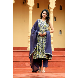 Acheter ensemble de costume Anarkali élégant avec des manches à clochettes pour un style festif Ensemble de costume Anarkali chic dans des couleurs pastel pour un mariage élégant - Product Image 2