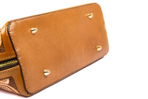 Sac à main en cuir pour femme Zenaida, sculpté à la main, fabriqué à la main avec une qualité haut de gamme, avec bandoulière, forme élégante. - Product Image 4