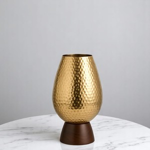 Vase à fleurs en métal martelé doré élégant avec base en bois pour la décoration intérieure décorative pour le salon extérieur intérieur - Product Image 1