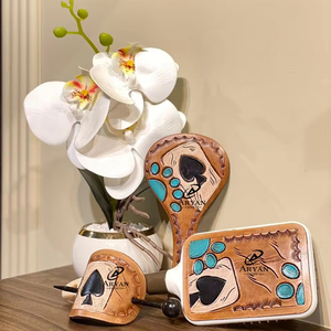 Conception d'empreinte en cuir usiné gravé 3 pièces brosse à cheveux miroir à main et bâton de cheveux ensembles de vanité accessoires de voyage pour femmes - Product Image 1