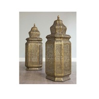 Lanterne décorative en métal suspendue avec design en verre, parfaite pour la décoration intérieure et extérieure de la maison et du jardin.