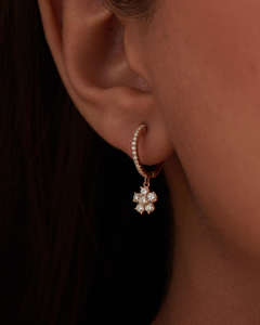 Pendientes colgantes con diamantes cultivados en laboratorio de 0.63ctw, talla redonda en forma de flor, engastados en bisel, en oro macizo de 14k, joyería fina, regalo para ella - Product Image 4