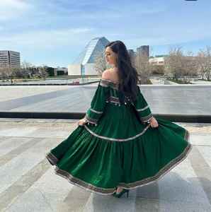 ชุดเดรสผู้หญิงอัฟกานิสถาน ดีไซน์เนอร์ออกแบบ พร้อมงานปักสีสันสดใสและประดับด้วยลูกปัด ชุดประจำชาติที่เป็นเอกลักษณ์ ดีไซน์หรูหราและสวมใส่สบาย - Product Image 3