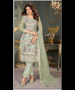 Ropa de fiesta pakistaní Salwar Kameez en terciopelo negro con vestido modesto bordado y Sharara - Product Image 4