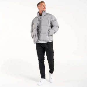 Chaqueta acolchada duradera para hombre con material resistente al agua y bolsillos seguros con cremallera para actividades al aire libre - Product Image 1