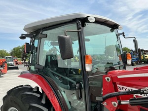 Tractor Massey Ferguson 2855M 2021, 171 Horas, Cabina con Calefacción y Aire Acondicionado, Transmisión de 12 Velocidades, Power Shuttle, Cargador MF FL2814, Cucharón de Acoplamiento Rápido de 72 Pulgadas - Product Image 3
