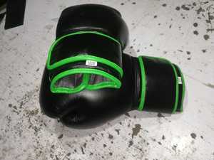 Gants d'entraînement professionnels noirs et dorés en cuir synthétique rembourrés pour la boxe et les entraînements de fitness - Product Image 4