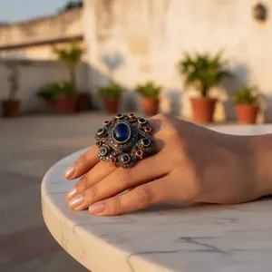 Anillo de Zafiro y Rubí con Diseño Floral y Baño de Oro Oxidado para Mujer, Joyería Moderna y Elegante con Incrustaciones de Acero Inoxidable - Product Image 3