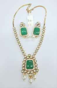 Collier élégant à pendentif Kundan avec pierres vertes et boucles d'oreilles assorties Idéal pour les festivals, les mariages et les fonctions spéciales - Product Image 5