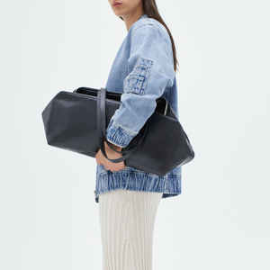 Veste bomber en jean surdimensionnée pour femmes, veste en jean bleue décontractée à fermeture éclair pour un style de rue tendance, à porter au quotidien et dans un style urbain moderne - Product Image 3