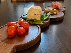 Elegante plato de madera para servir, tabla para pan y queso, desayuno, comida, bar, cocina, hogar, decoración, regalos de boda, restaurante - Product Image 2