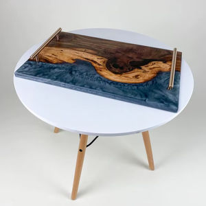 Plateau de service en bois de noyer massif avec résine époxy bleu océan, poignées en métal doré rose, plateau à charcuterie fait à la main, plateaux de cuisine et de salle à manger - Product Image 1