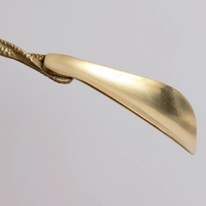 Rehausseur de chaussures en bois et en métal de conception artisanale avec finition dorée polie, parfait pour les cadeaux de luxe et l'usage domestique, fabriqué à la main en Inde - Product Image 5