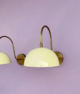 Applique murale moderne du milieu du siècle en laiton avec abat-jour en verre blanc, luminaire décoratif d'intérieur pour chambre à coucher - Product Image 3
