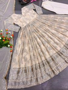 Nouveau bas de robe de soirée de créateur et Dupatta en travail de séquence de broderie et impression numérique avec tampon attaché - Product Image 2