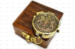 Boussole en laiton avec boîte en bois personnalisé marin maritime nautique Camping randonnée cadeau cardan boussole par faizacraft - Product Image 4