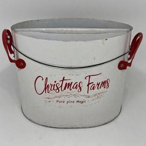 Winterberry Trail Christmas planter ได้รับการออกแบบในโลหะทนต่อสภาพอากาศเหมาะสำหรับการตกแต่งสวนระเบียงและงานรื่นเริงสีเขียว - Product Image 4