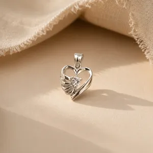 Bijou pendentif en zirconium cubique blanc plaqué rhodium, disponible en or rose, platine et or - Product Image 2