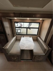 Camping-car d'occasion J-A-Y-C-O G-R-E-Y RV 31DS modèle 2017, prêt à la vente. - Product Image 4