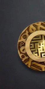 Moderno Quemador de Incienso de Madera Artesanal con Caligrafía Árabe, Bandeja con Diseño Geométrico de Rejilla, Placa Ovalada Grabada en Base Rectangular - Product Image 6