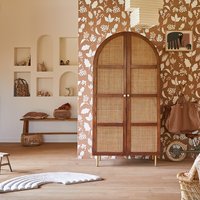 L'armoire en bois combinée avec des armoires de rangement légèrement rondes et des paniers en bois naturel, créant un espace chaleureux et sûr.