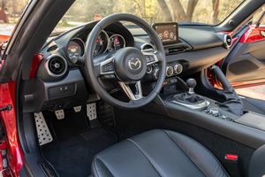 MX-5 Miata Grand Touring 2022, Bajo Kilometraje, Motor en Buen Estado, Transmisión, Techo Panorámico, Faros LED, Listo para Enviar - Product Image 2