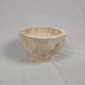 ชามกระเบื้องโมเสคสีขาวสำหรับตกแต่งบ้านเทคนิคยั่งยืนและขัดเกลาจากญี่ปุ่น - Product Image 1