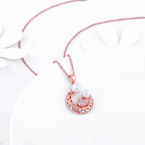 Pendentif câlin nacré en or rose avec chaîne à maillons Charms de perles élégantes - Product Image 1