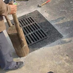 Material de asfalto de parche frío de alta visibilidad para aumentar la seguridad y la conciencia en las áreas de reparación de carreteras - Product Image 1