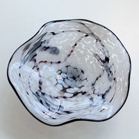 Bixuan handgemaakte soda-lime ivoorwitte wolkvormige mondgeblazen glazen schaal met zwarte rand, golvende rand, voet en modern kunstfruitdecor.